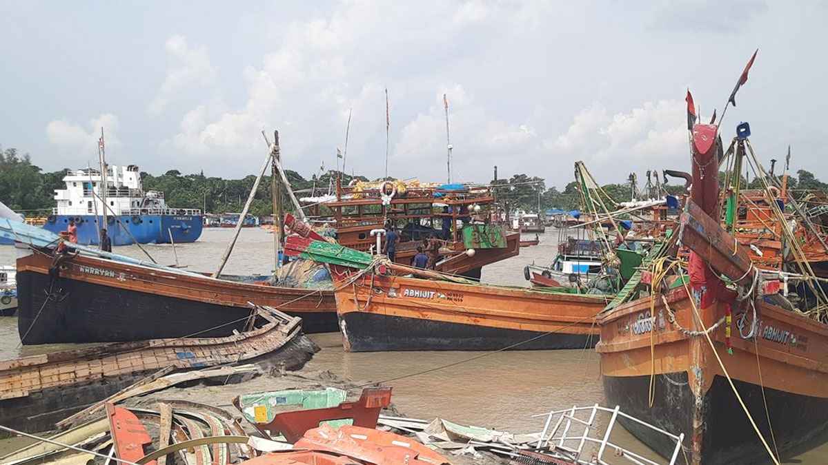 বঙ্গোপসাগরে বাংলাদেশে ঢুকে মাছ শিকার, ৪৮ ভারতীয় জেলে আটক